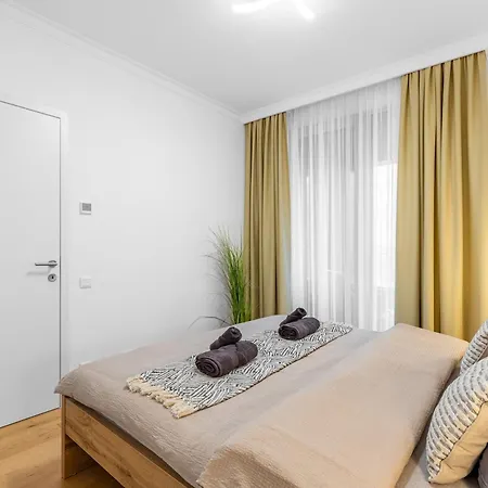 Daire Skypark Retreat With Balcony Bratislava