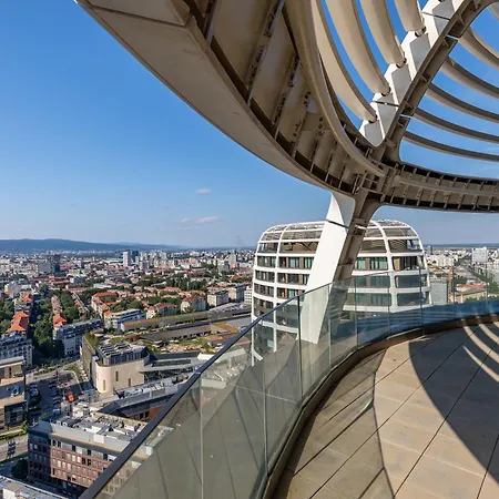 Daire Skypark Retreat With Balcony Bratislava
