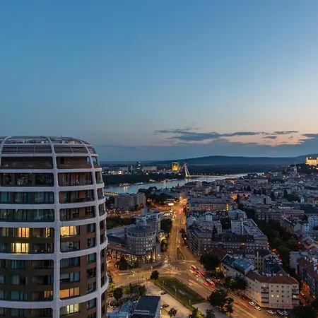 Skypark Retreat With Balcony Apartment *